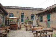 洞是正在地上用砖砌成一个窑洞形式的房子